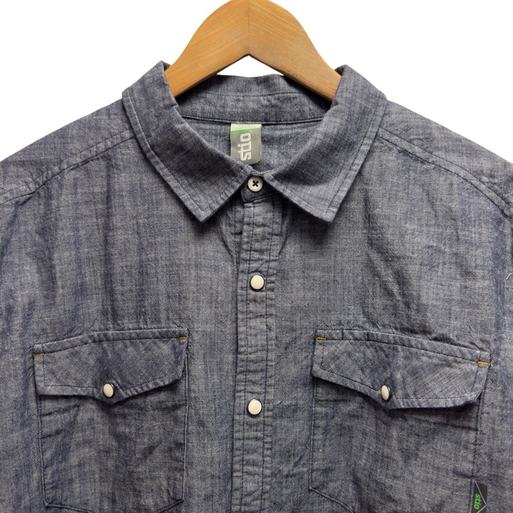 Stio Mens Size Large Blue Chambray Pearl Snap Western Long Sleeve Logo Shirt euc